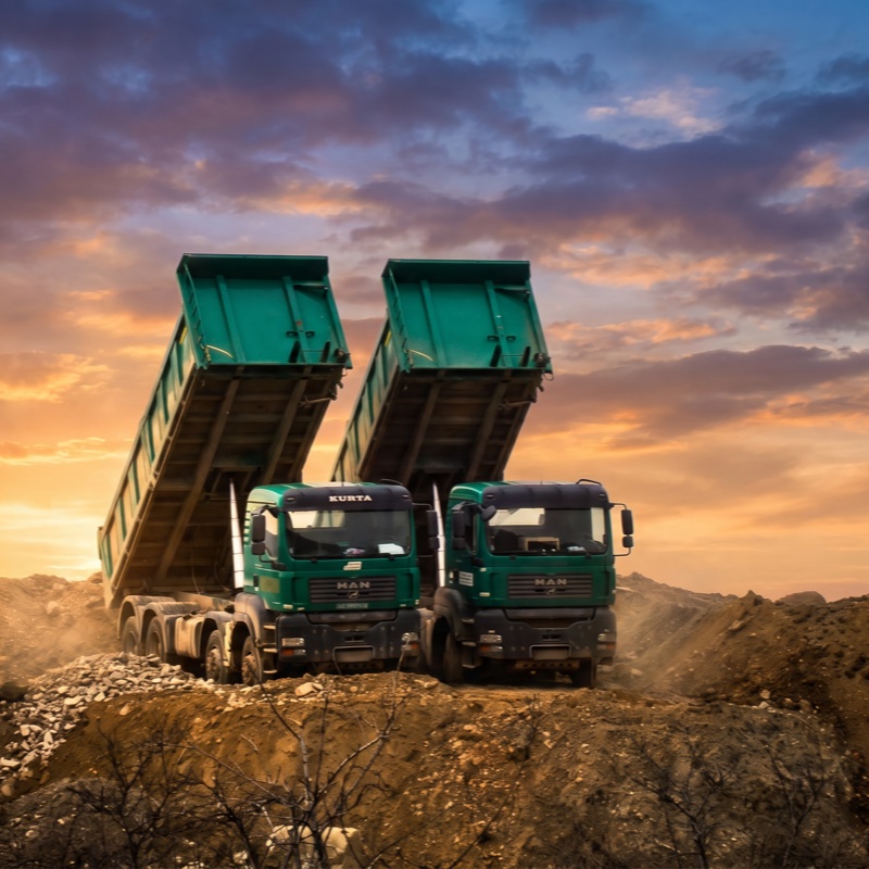 MAN trucks P+K s.r.o. so sklopenými korbami pri sunset