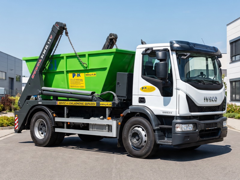 IVECO P+K s.r.o. so zeleným hákovým kontajnerom