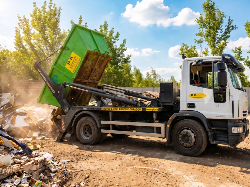 IVECO P+K s.r.o. vyklápa kontajner so šrotom